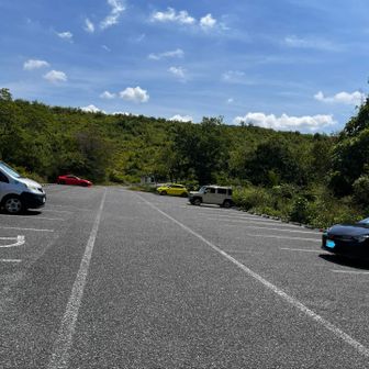 下山。37℃！
クルマも減っている。流石にこれから登るハイカーはあまりいないだろう。
お疲れ山！