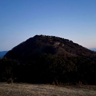 鞍岳（雄岳）…ヘッデンの灯りがチラホラ