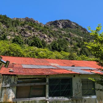 山荘と八巻山
