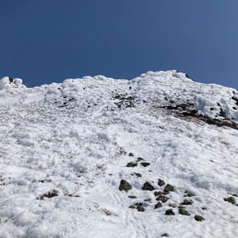 今日はこのままスノーシューで登ります、緊張。だいぶ雪が溶けて、石が見え始めてます。