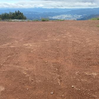 ここは、パラグライダーのテイクオフ基地みたいです。