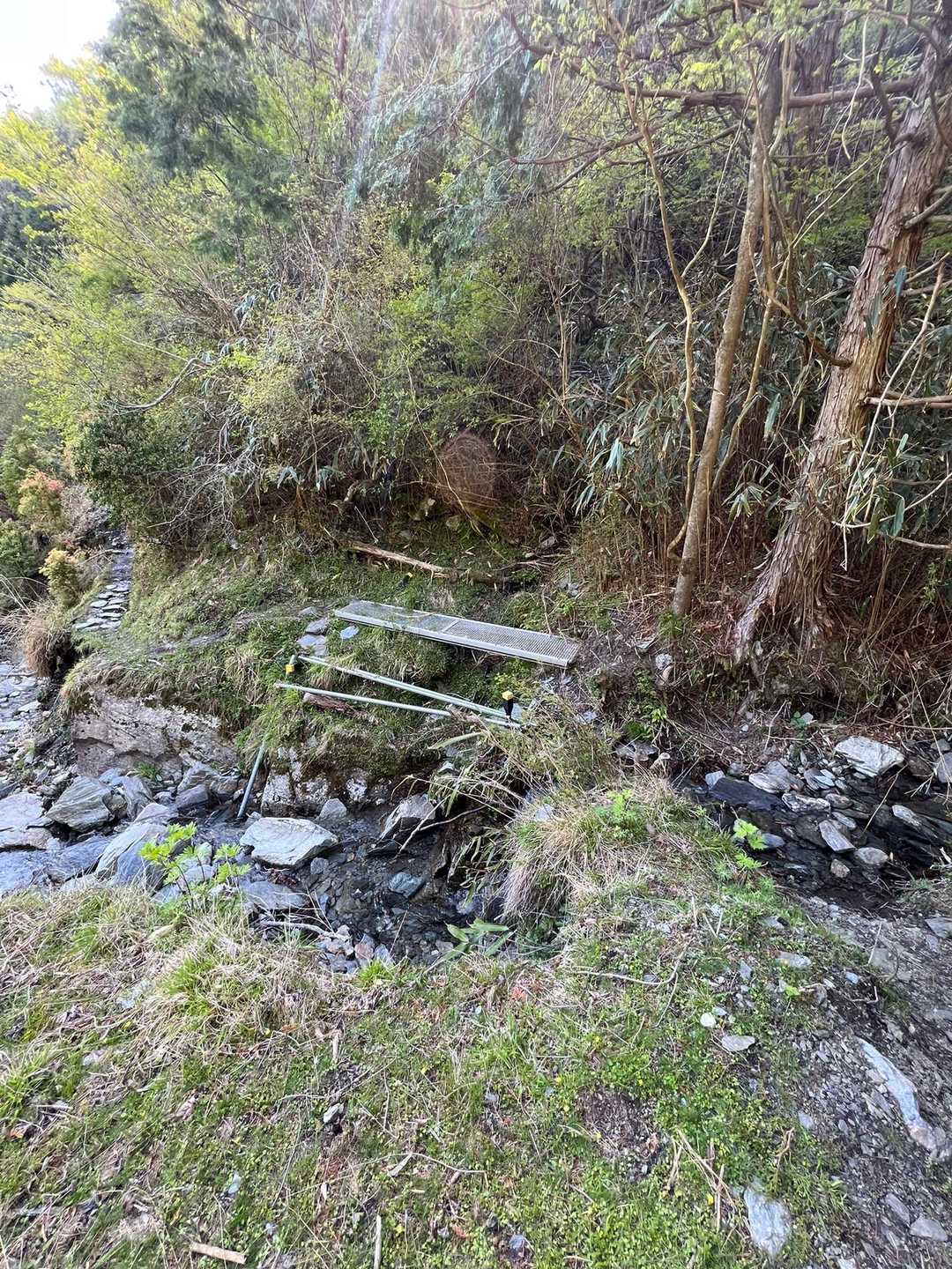 下山中の壊れた橋