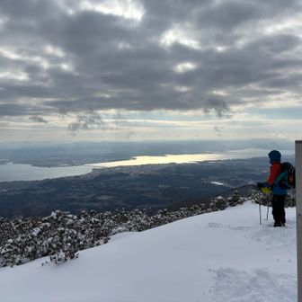 権現岳まで出ると、フカフカの雪です。