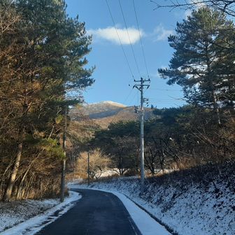 駐車場付近で振り返って山頂を見る！太陽当たると白い帽子被ってるね～⛄無事げざーん！車は３台のみありました