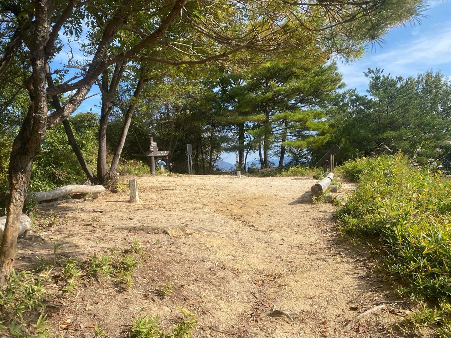 高峠山⛰️から20分ぐらいで着いたよ😊︎👍🏻 ̖́-

実は、高峠山⛰️からのんびり歩いてたら、外人さんが煽ってきたから、抜かされんように、ちょっと頑張った(๑•̀ㅂ•́)و✧ꉂ🤭