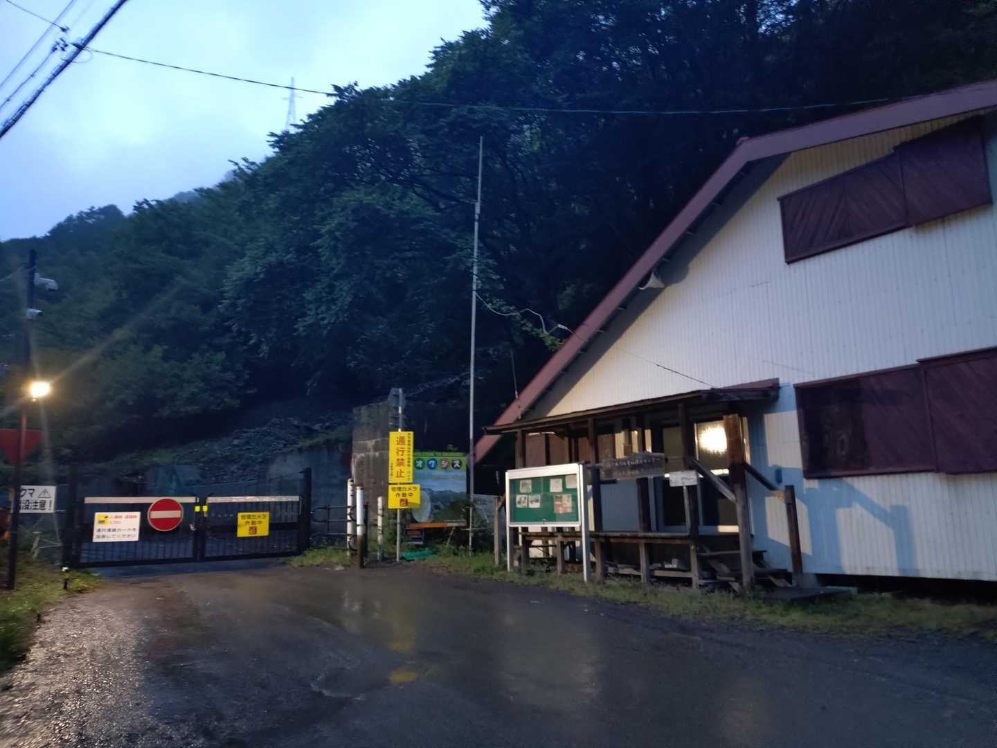 雨の中、上下レインウェアを着込んでのスタートとなりました😅
天気予報だとこの後良くなるハズ‼️沼平ゲートを通過します🏃