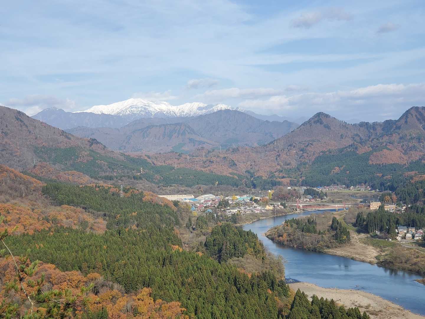 白く輝く飯豊山！！
東北人の私には飯豊って山形福島のイメージでしたけど、新潟から見てもカッコいいんだねぇ。登らなきゃ！！