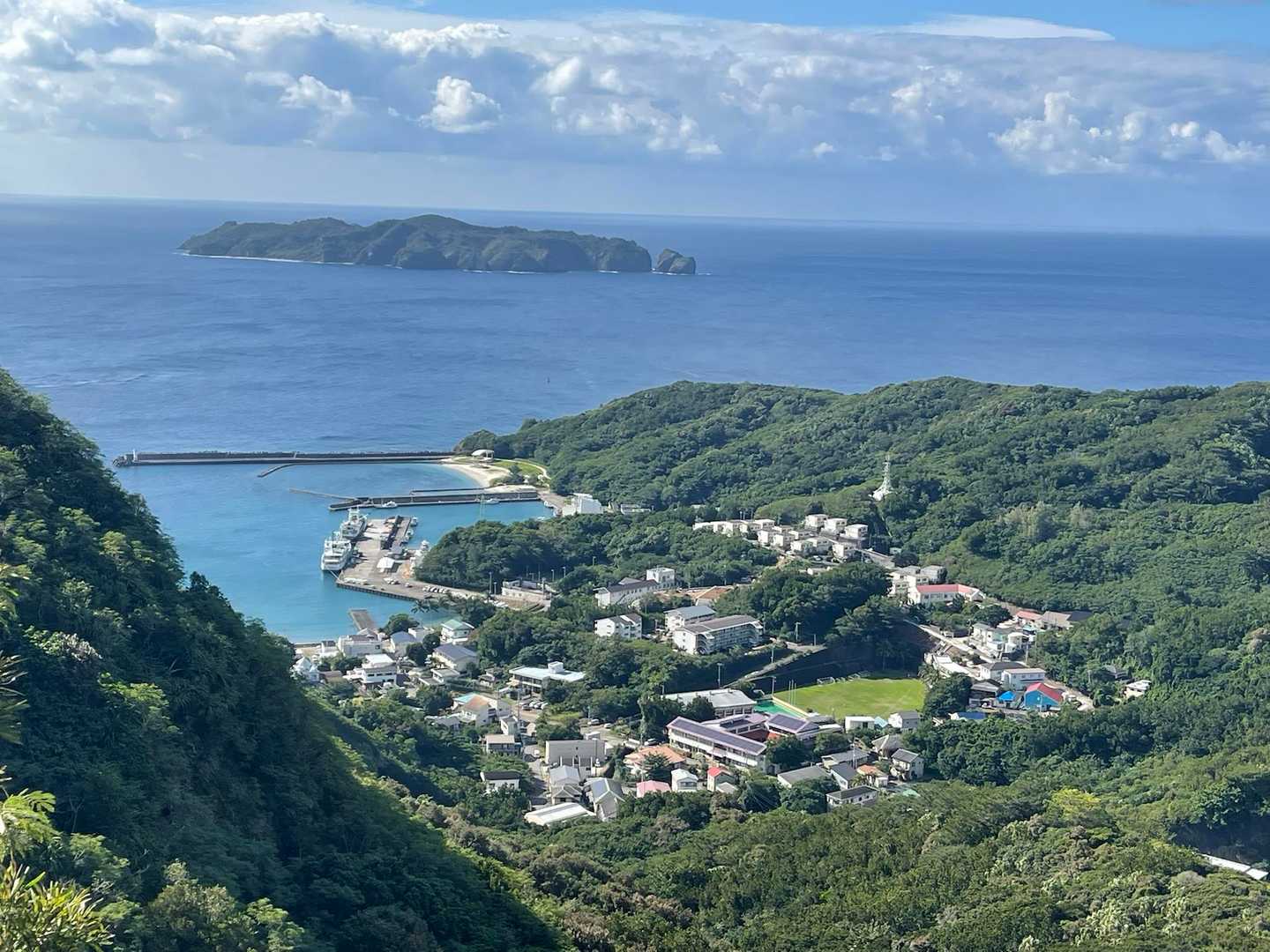 集落へ向けて急坂を下り…