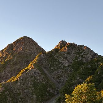 塩見岳にも朝日が当たります。
