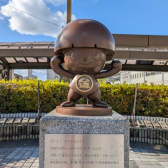 川西能勢口駅南側のきんたくん。飲食店はならんでました。空いてたとんかつ屋さんで貸し切り状態で、昼食兼夕食で手仕舞い。