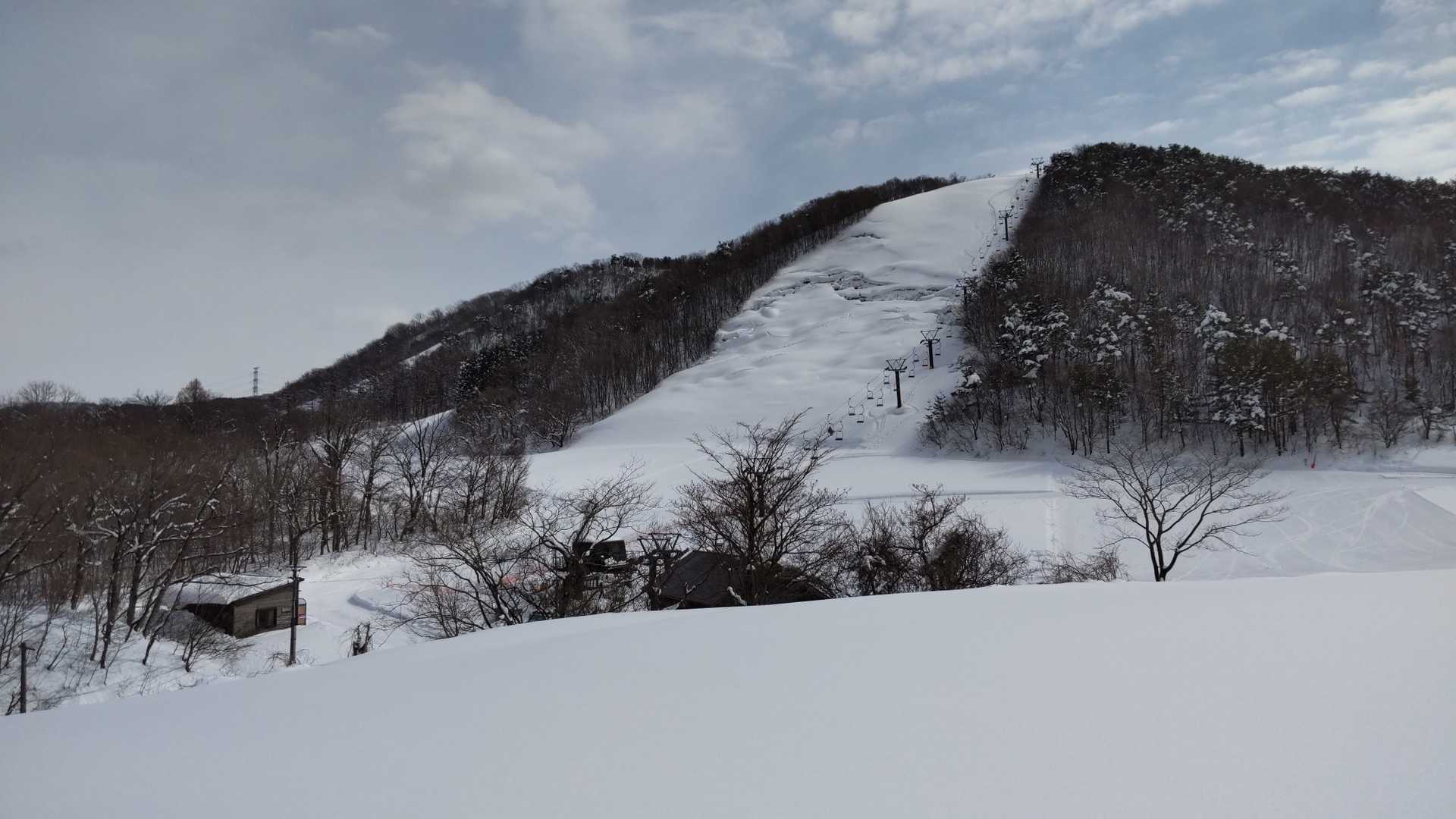 雪崩かけています。コース閉鎖⛔でしょうね  斜度は３５度くらいかな