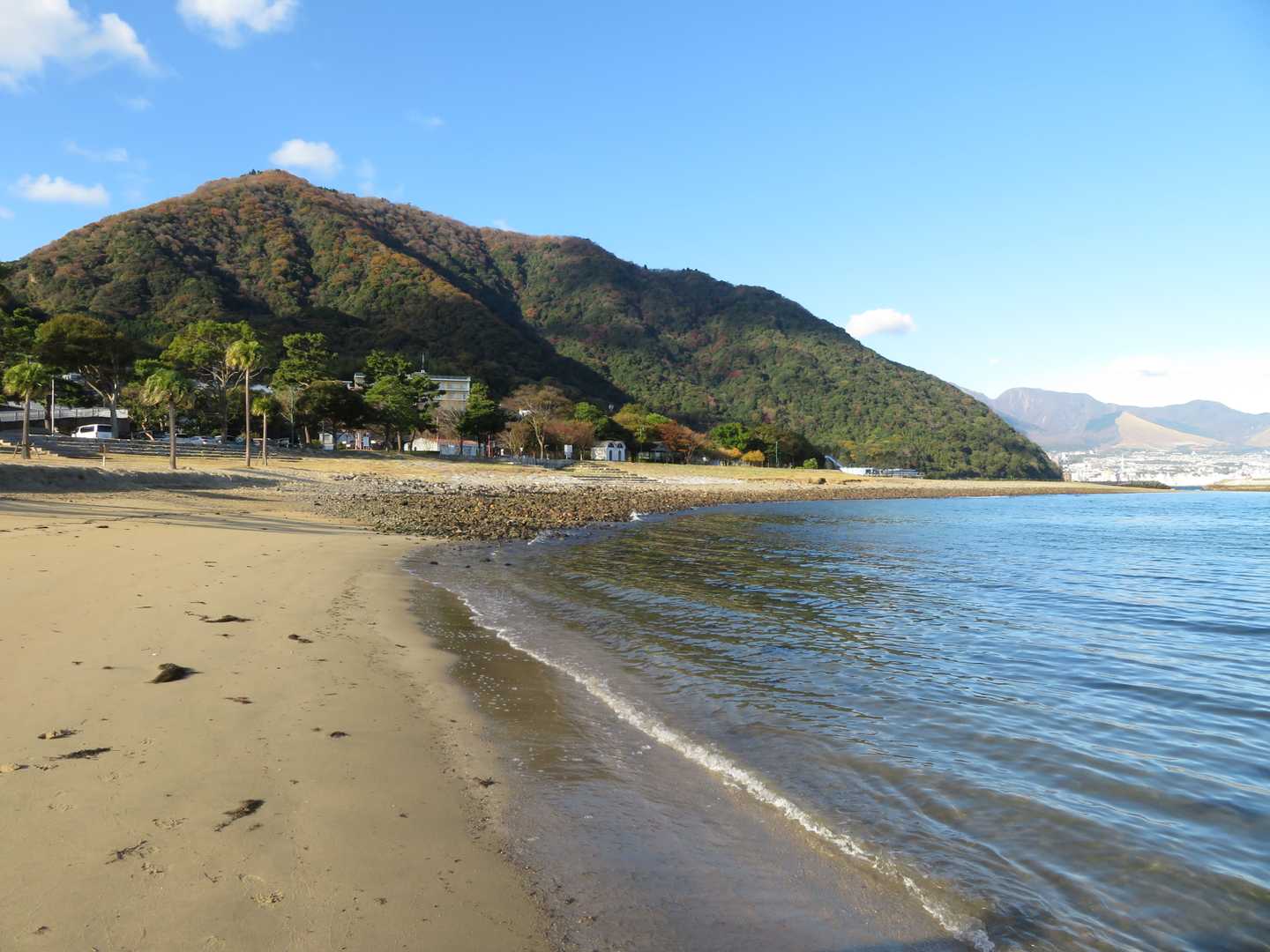 今日は、ここ田ノ浦ビーチから出発します。まずは、海抜0ｍの海面にタッチしてから出発です。