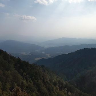 不動岩から。霞んでて良く見えません。