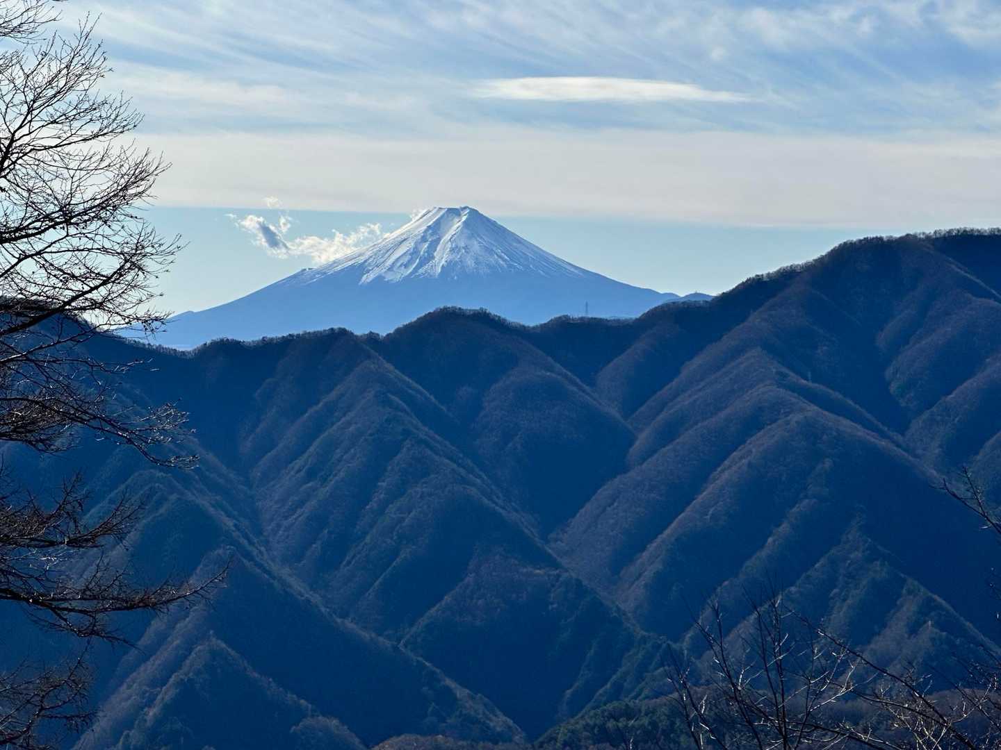 またまた富士山ドーン
そして手前の山々が整然と並んでいる感じ。お重に並んだ三角おにぎりみたい