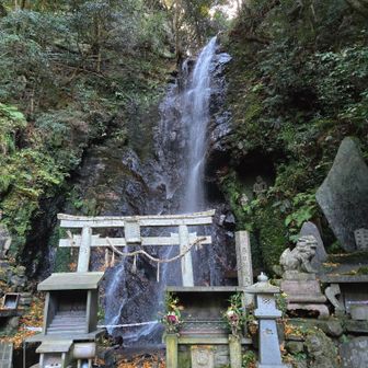 落差12m　なかなかの水量
大きな音をたてて流れ落ちる滝