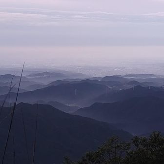 霞み掛かった山並み　
最近鮮やかなカバーが多かったので今回は渋くしてみました