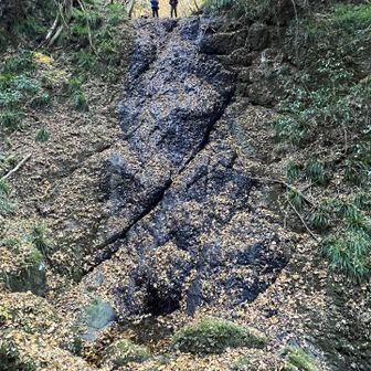 人が立つと大きさが分かります。水が少ない！