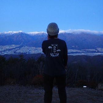 この方
冬山でもTシャツ登山家ゆき（勝手に命名）さんは
木札デザインで作ったMyテーシャツを秋から長らくお待ち頂きやっとこさ元旦高鳥谷にてお披露目🥳

これから冬山はこのてーしゃつで登るので見つけたら温めてあげて下さい😆