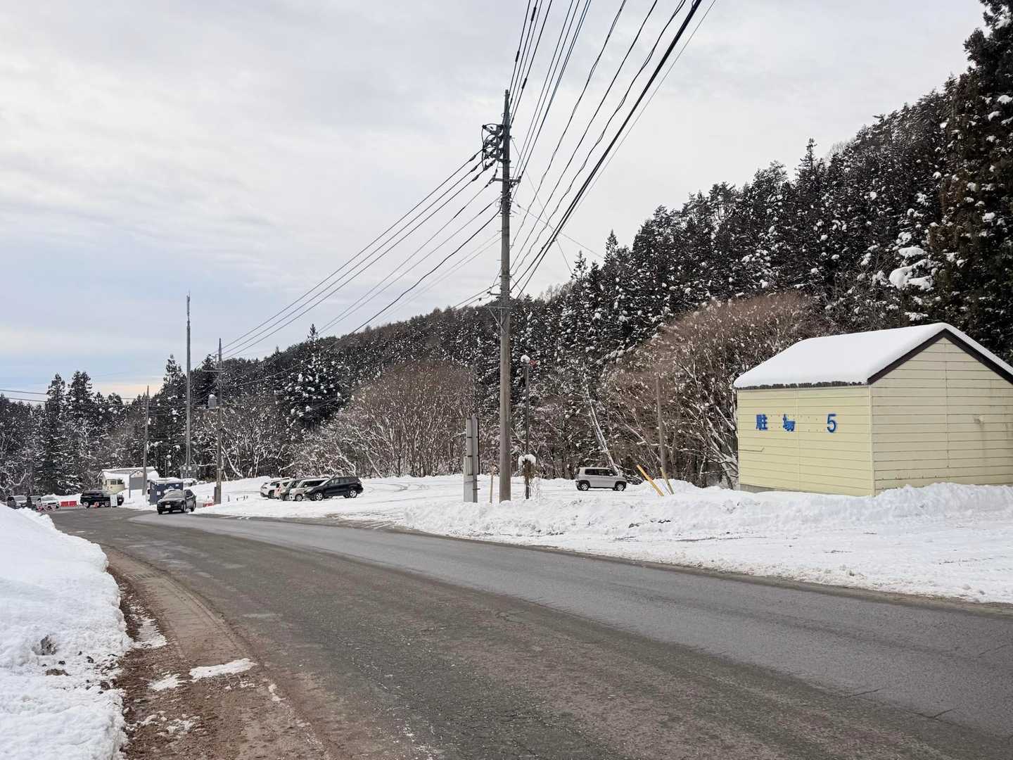 川場スキー場の第五駐車場🅿️へ停めさせて頂きました！（料金所のところ🚻あり）

料金所で鉱石山へ登りたいと伝えて許可をもらいました。
