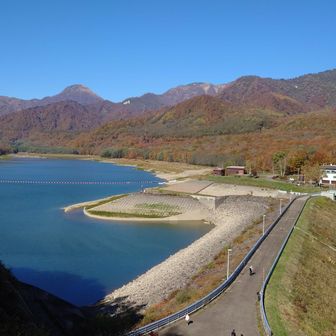 乙見湖からの焼山が美しい。