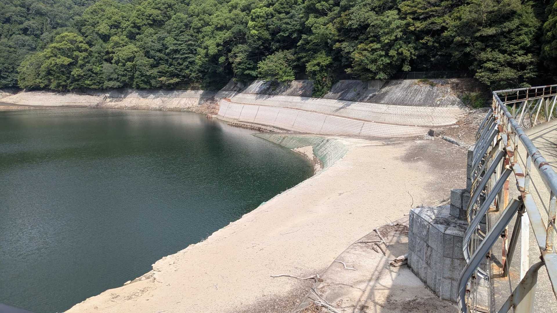 布引貯水池
こんなに干上がってる😱
こんなん初めて見た🫣