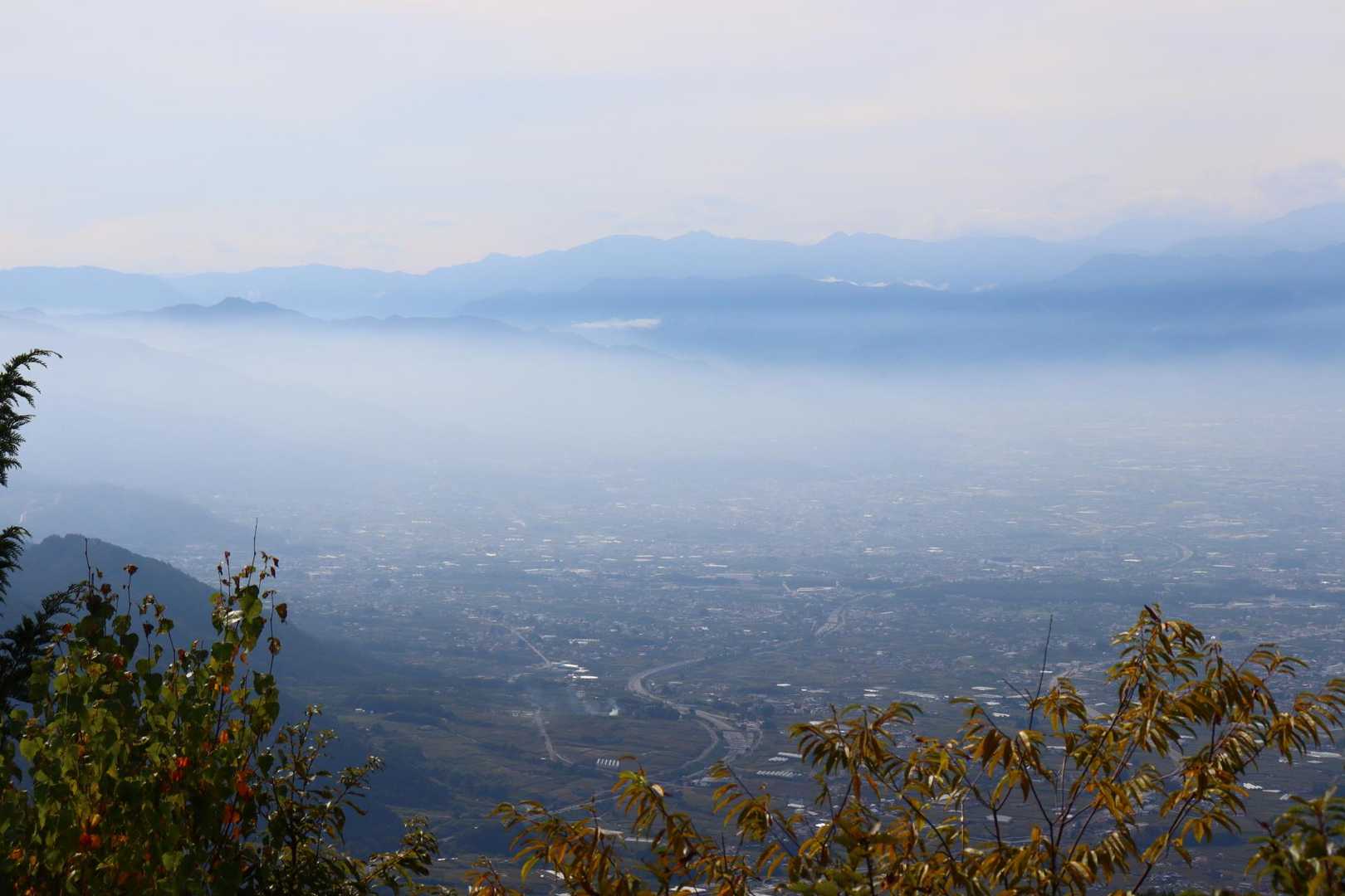 笛吹川から南アルプス市方面。霞んでます。