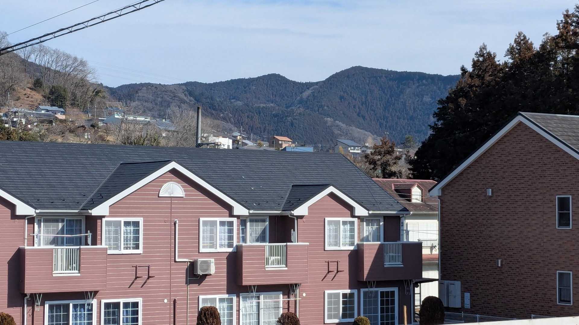 日連大橋を渡って左へ
落ち着いた街並み眺めながら🚶
左手には容子がいい孫山(らしい)
その裏側には陣馬山が隠れてる(らしい)🥰