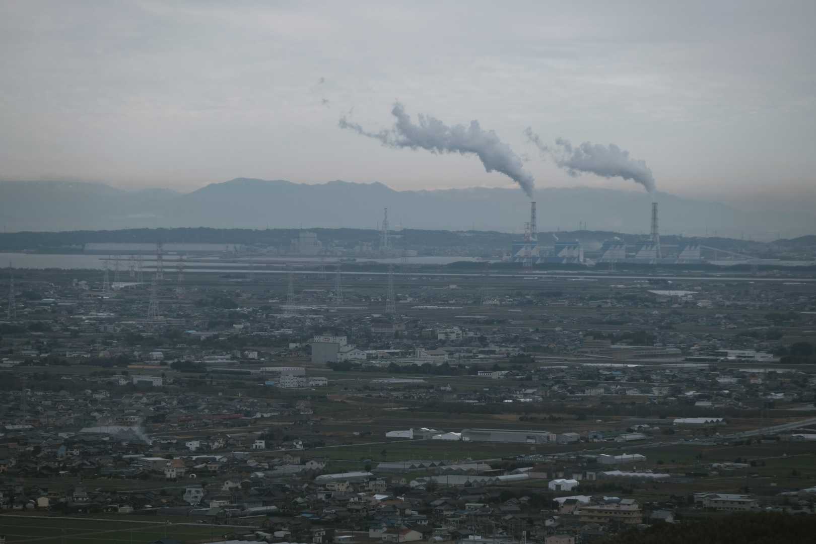 もっと町がガスに覆われている期待をしたけど
碧南火力越の鈴鹿山脈