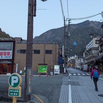 道路挟んで反対側にバス停