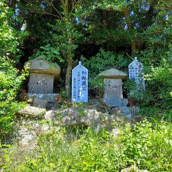 社殿の横にあった祀りの場所。