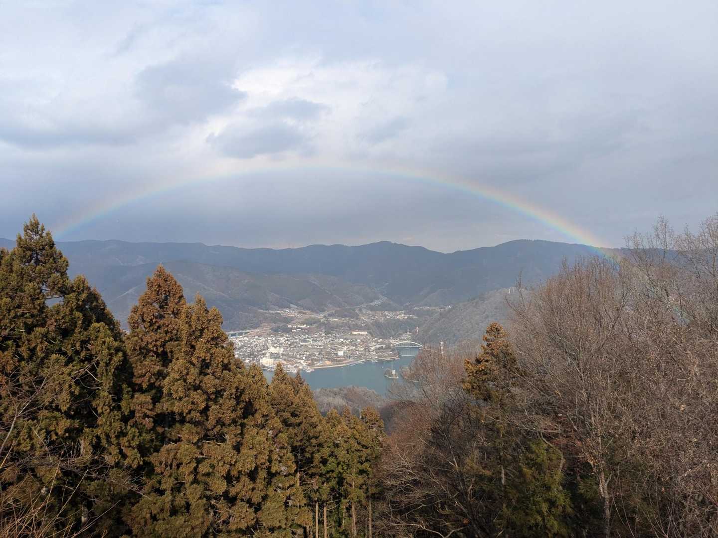 太陽の位置が高かったので、虹が目の前に見えました