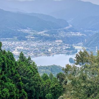 大明神展望台からは相模湖。
石老山は奇岩のイメージだったけど、意外と展望スポットがあちこちにありました。
