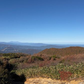 8合目には見晴らし良く休憩にぴったりな場所があり、振り返ると紅葉の山々と妙高山が見える美しい景色が広がります