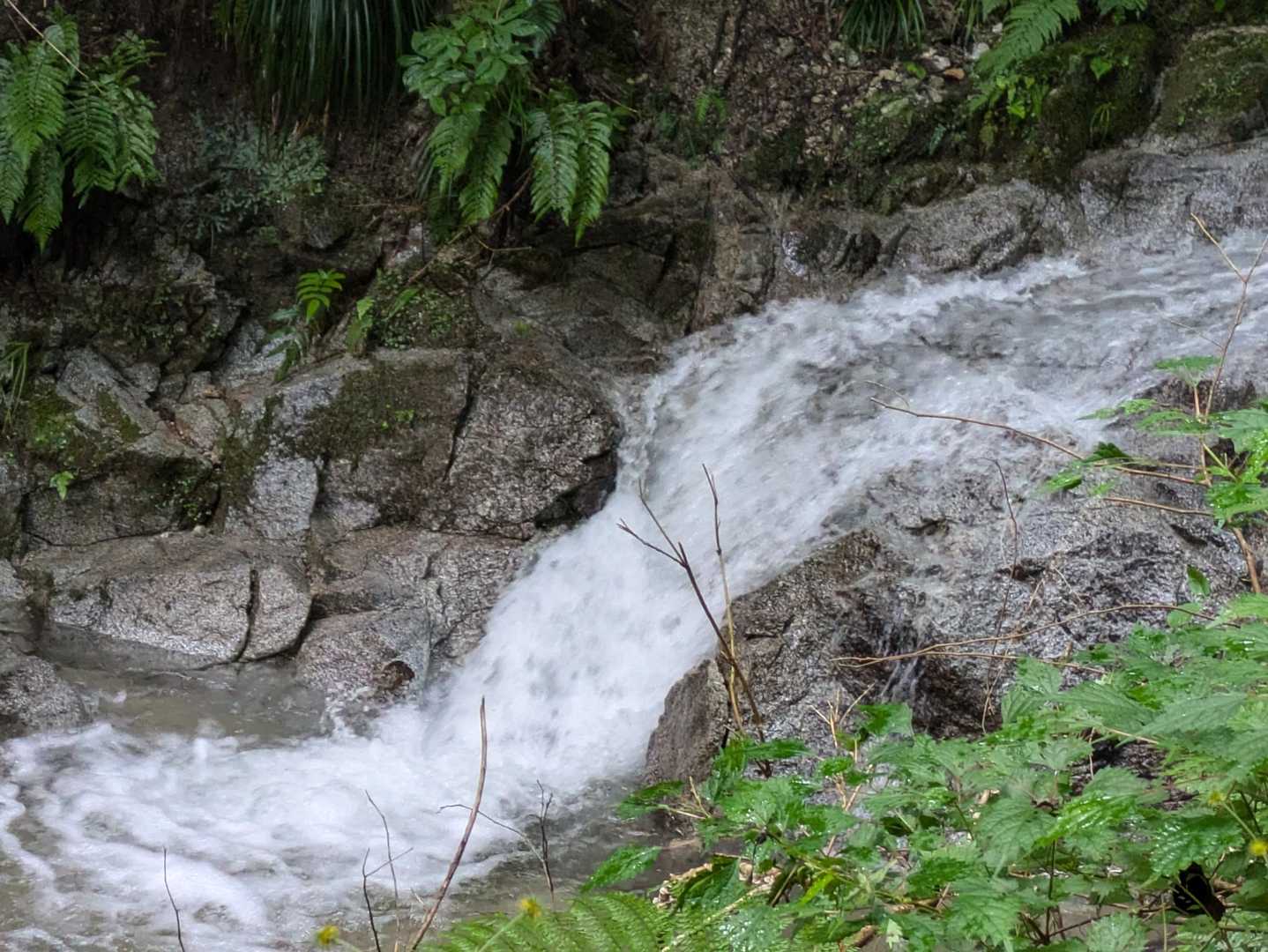 水激しく流れてます