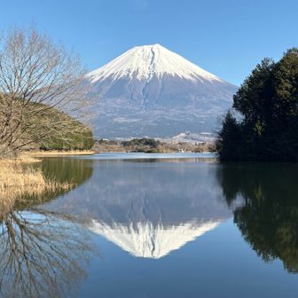 このテラスから、逆さ富士山！
人生で初めて見た〜！
ここから、4月20日頃と8月20日頃にはダイヤモンド富士も見れるらしい！
ということは、条件が揃えば、逆さダイヤモンド富士も見れる！！！凄すぎ！！！