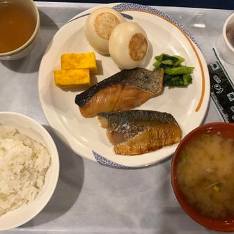 朝食は5:30〜
朝食時間もチェックインの時に指定されます
時間が5:44からの日の出と丸被り😓

ごはんと豆腐の味噌汁。おかずは魚が2種類、卵焼き、納豆、味付海苔。おやき付き。
たんぱく質たっぷり👍
ごはんと味噌汁はお代わり自由