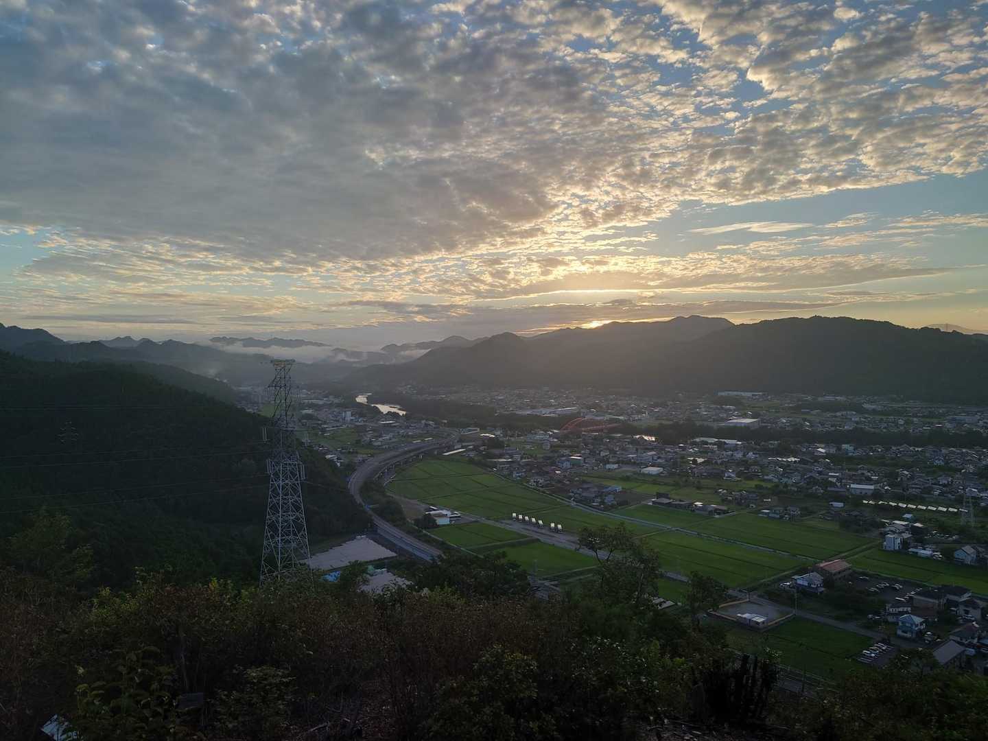山頂の先に開けた御嶽山⛰️ビューポイント👀
残念ながら主役は雲の中😞
しかし、日の出とあいまってなかなかの眺め。
久々の職場で１週間、暑くて長かったな〜などとひとり感情に浸る