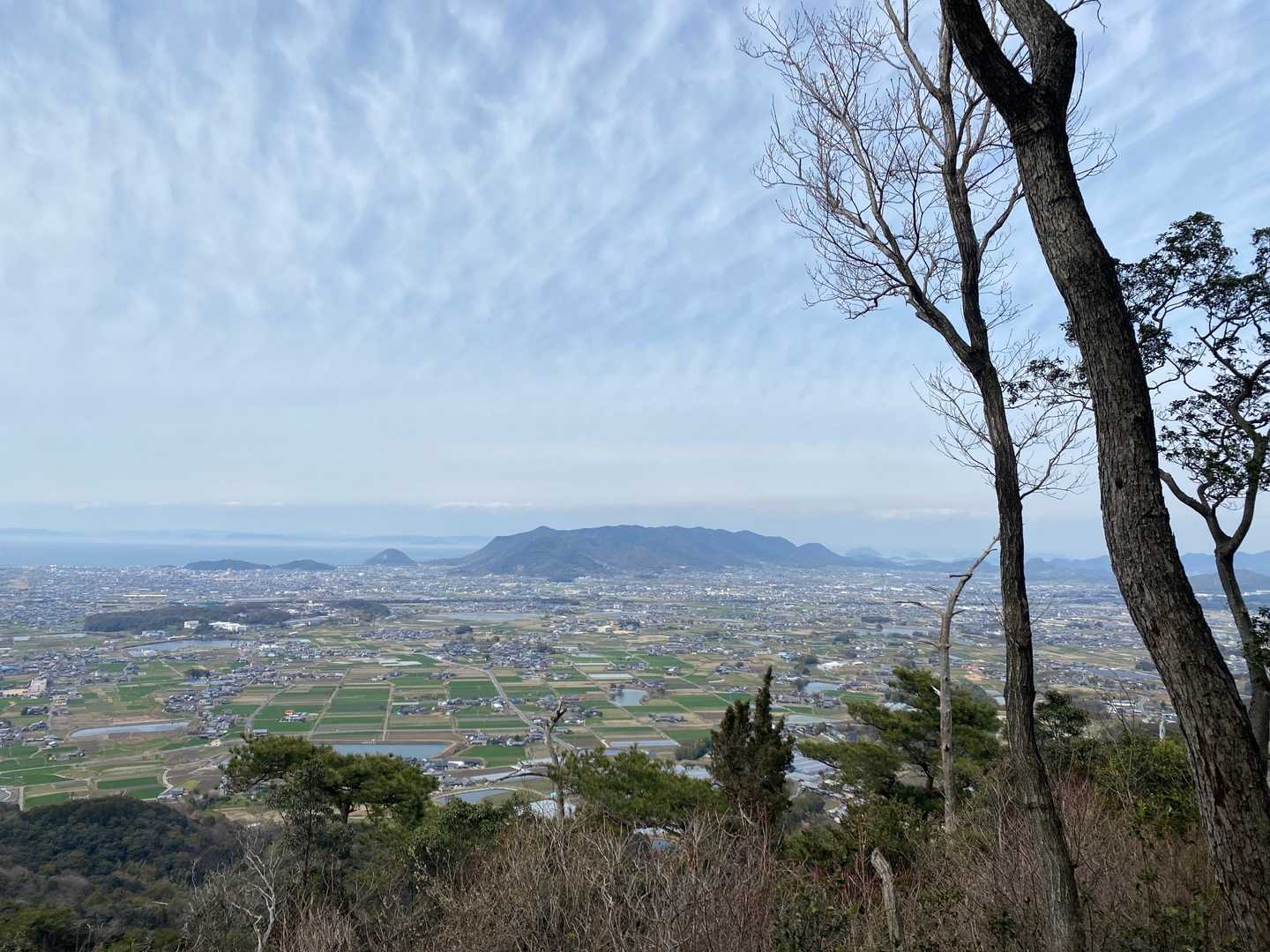 展望台からの眺望です。
今日登った琴弾山や、次に登る母神山が見えます。
って、それより何より七宝山系がキレイですね😲