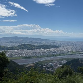 静岡市内、駿河湾、奥は伊豆半島