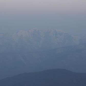 霞んでますが経ヶ岳