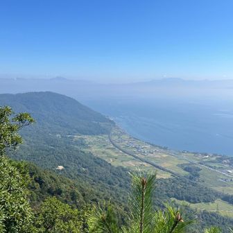 鳶岩からの眺め。左が伊吹山。この角度から見ると三角で富士山のようです。右よりは霊仙です。空気が澄んでいれば、間くらいに御嶽山も見えるそうです