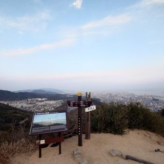 鉄拐山。今回、神戸〜須磨望むにはここが一番でした。なお明石側は山がまだあり見えず