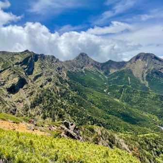 うわーすごいじゃん！！
赤岳を中心に素晴らしい山並み⛰️⛰️⛰️⛰️
左から横岳、赤岳、中岳、阿弥陀岳