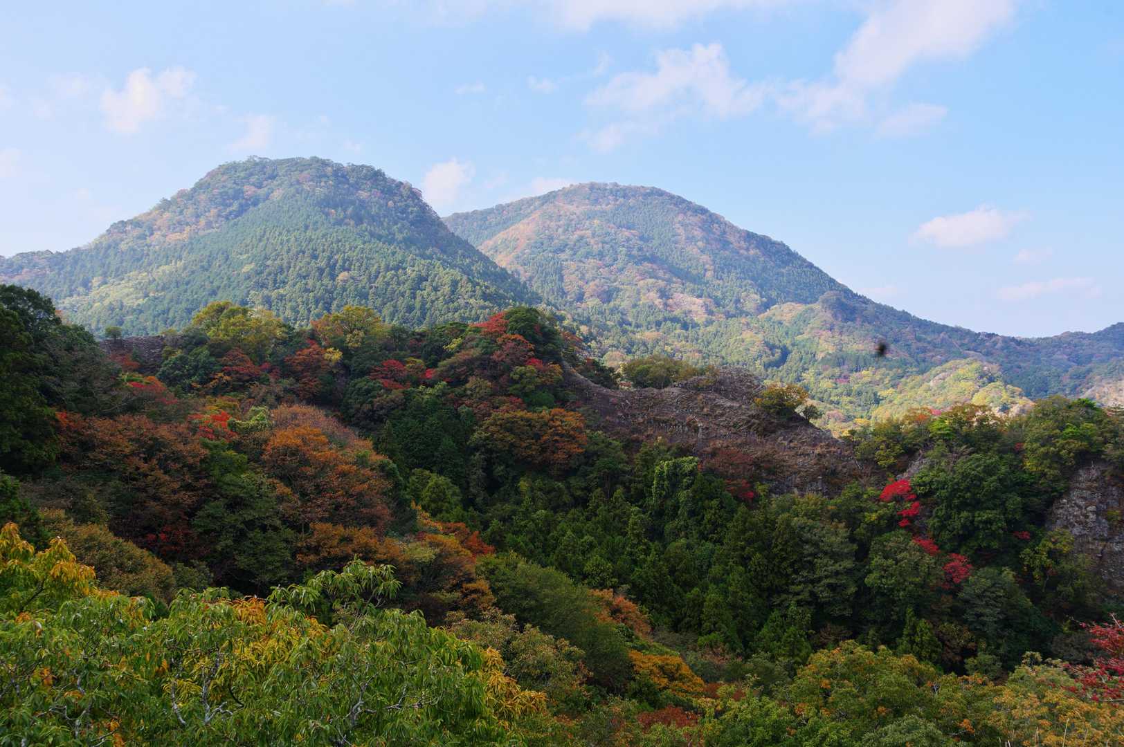 熊ヶ岳と千燈岳、手前の岩稜も鮮やか
