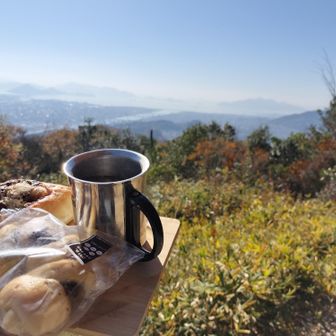 宗箇山山頂💕
ベーカリーハルのハトムギパン＆淡路島の玉ねぎスープ

https://www.instagram.com/bakery_halu?igsh=MWx0MHJlemRqaGJoZw==