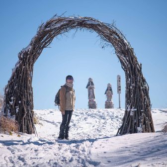大笹峰のアーチ、お地蔵様と並ぶhonamamaさん。
