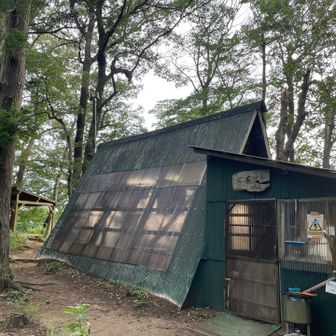薪ストーブのある山頂小屋🛖夏場は誰も居ません。