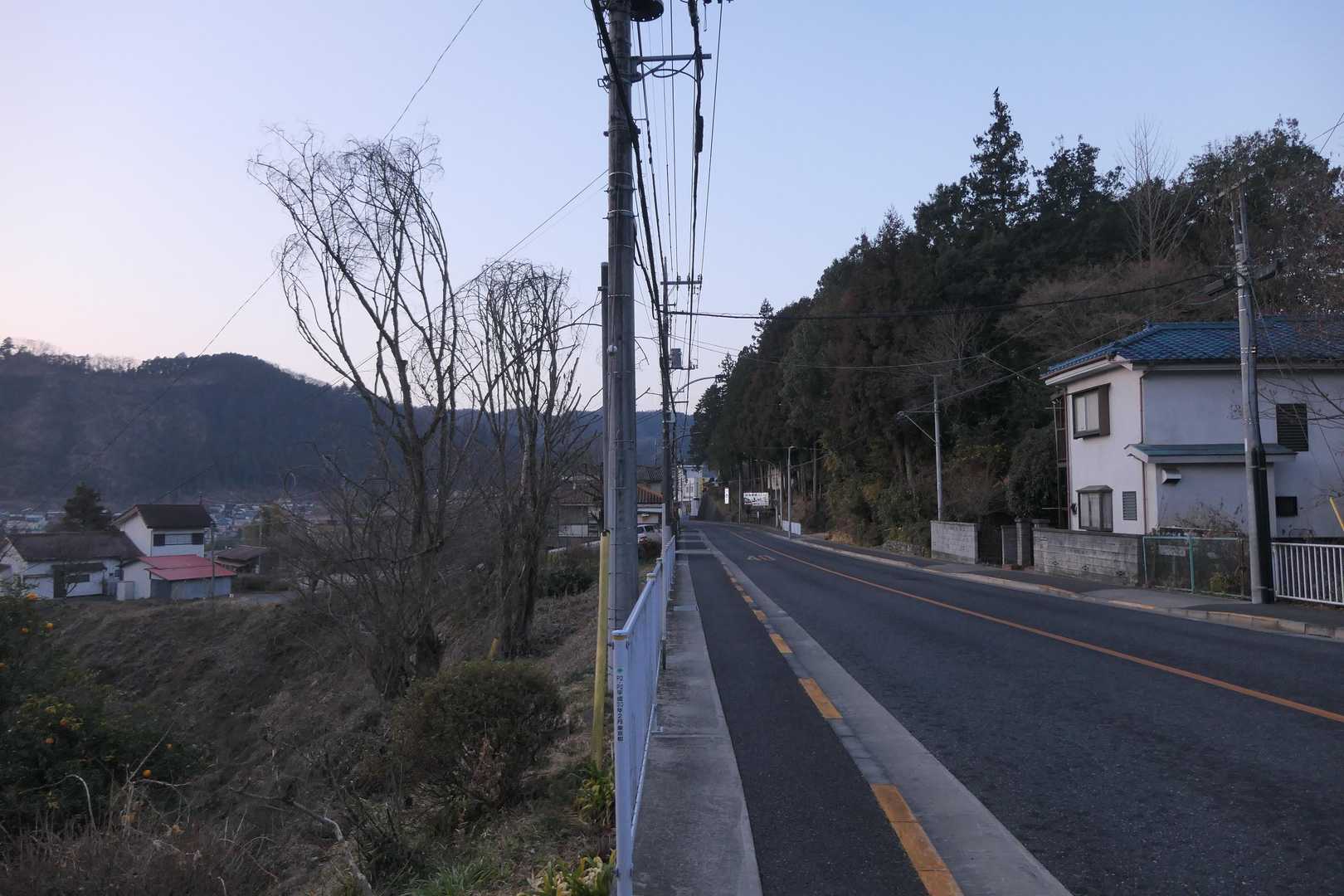 まずは舗装路を歩きます。