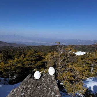 小屋のお隣にある高見石に登って
ダル活❄️
右奥の白い所が
さっきまでいた白駒池