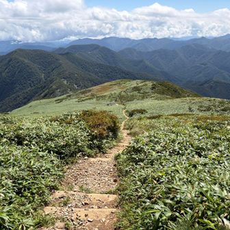 稜線～
多分、標平山を背中にした標平山ノ家方面
ちっこく標平山ノ家が見える